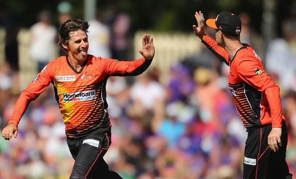 Brad Hogg re-signs