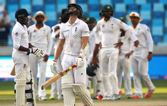 Mark Wood dismissed by Pakistan