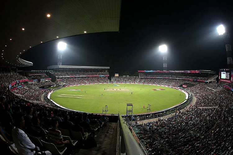 Eden_Gardens_under_floodlights_during_a_match