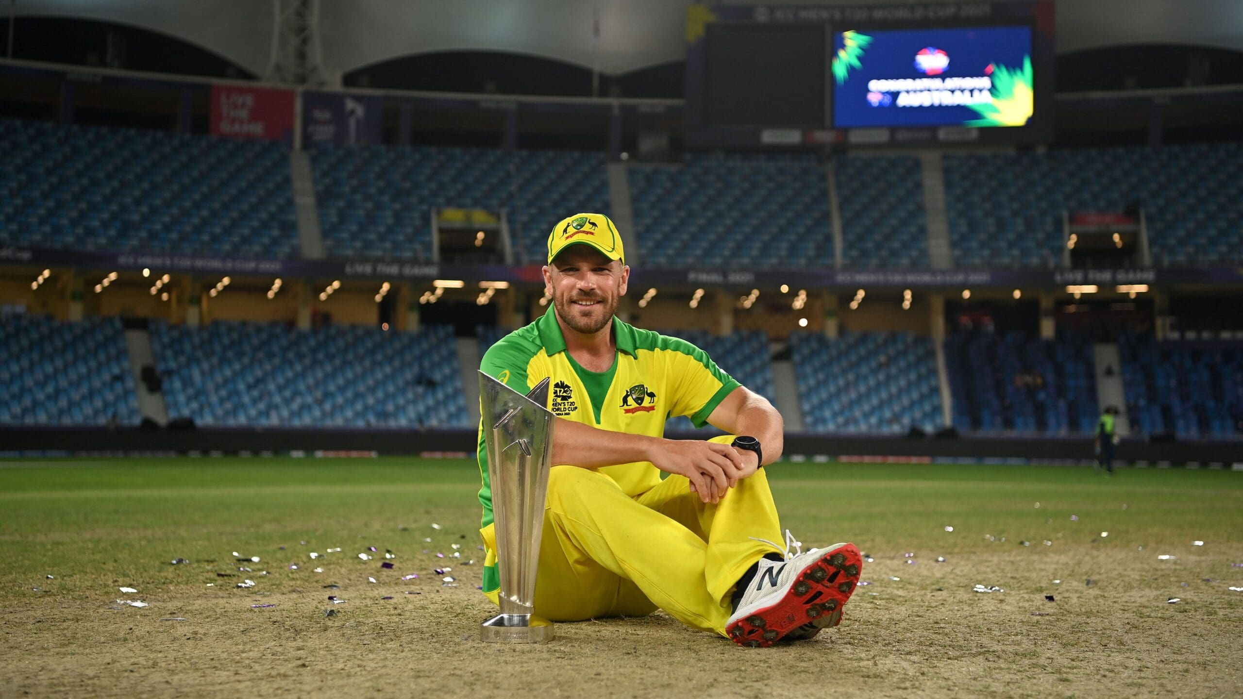 Aaron Finch with the ICC Men’s T20 World Cup Trophy (1)